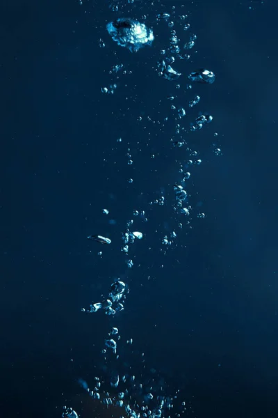 Marco completo de agua oscura con fondo de burbujas - foto de stock