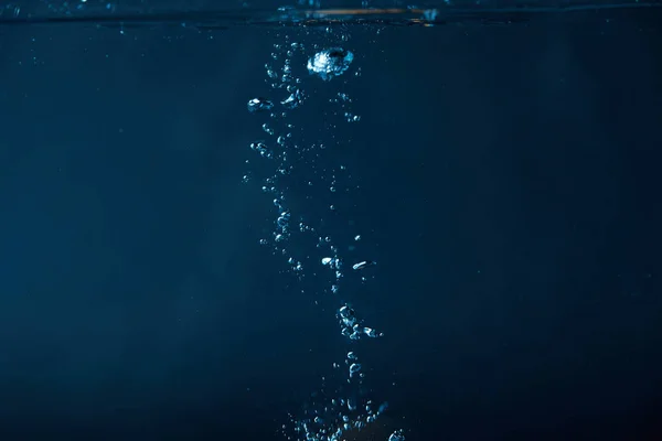 Полная рамка темной воды на фоне пузырьков — стоковое фото