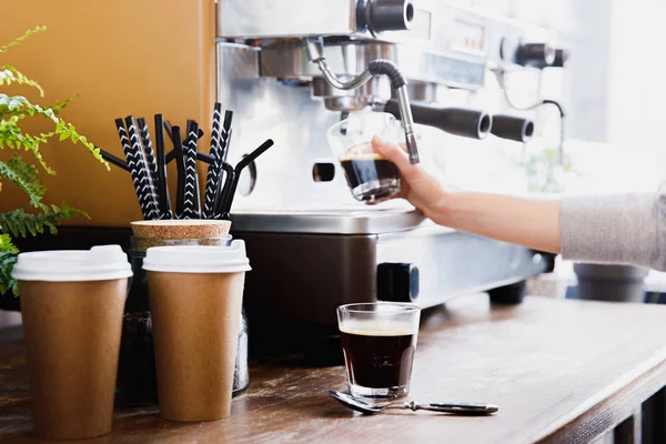 Vue rapprochée du barista qui prépare le café sur une machine à expresso moderne — Stock Photo