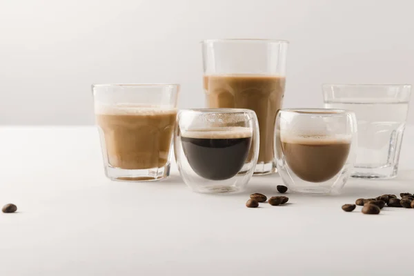 Set de tazas con surtidos de bebidas de café sobre fondo blanco - foto de stock