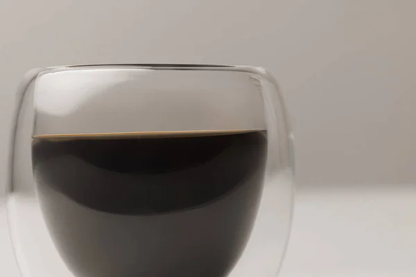 Vue rapprochée du café noir en tasse sur fond blanc — Photo de stock