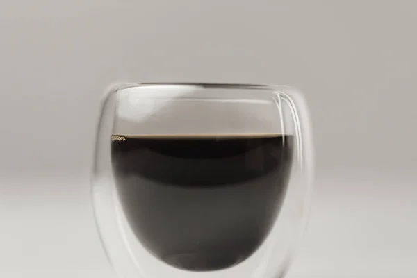 Copo de vidro de parede dupla com café expresso sobre fundo branco — Fotografia de Stock