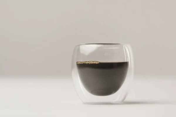 Tasse en verre à double paroi avec café sur fond blanc — Photo de stock