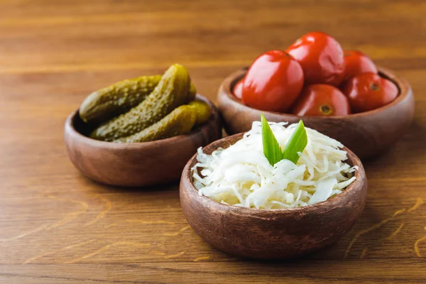 Vista close-up de deliciosos legumes em conserva em tigelas — Fotografia de Stock