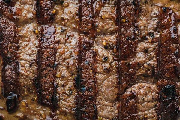 Voller Rahmen von leckeren würzigen Steaks vom Grill — Stockfoto