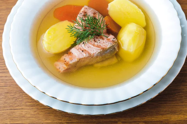 Vista ravvicinata della zuppa di salmone sana gourmet su un tavolo di legno — Foto stock