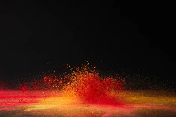 Esplosione arancione della polvere di holi sul nero, festival indù della primavera — Foto stock