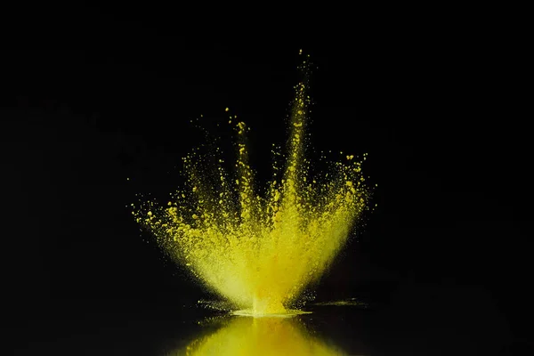 Gelbes Holi-Pulver explodiert auf schwarzem, hinduistischem Frühlingsfest — Stockfoto