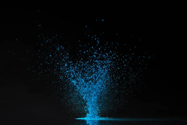Blaue Holi-Pulver-Explosion auf schwarz — Stockfoto