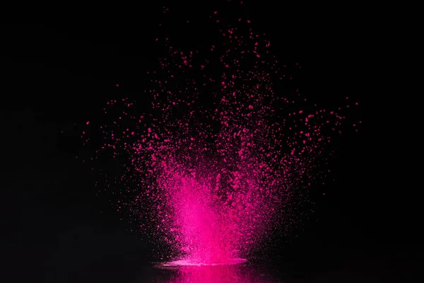 Explosión de polvo de holi rosa en negro, festival indio tradicional de colores — Stock Photo