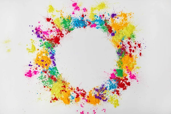 Marco circular de polvo tradicional multicolor, aislado en blanco, festival de colores - foto de stock