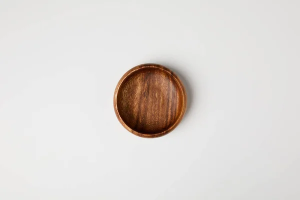 Vista superior de cuenco de madera aislado en blanco - foto de stock