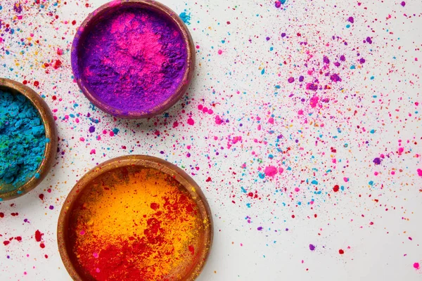 Blick von oben auf buntes Holi-Puder in Schalen isoliert auf weißem, traditionellem hinduistischem Frühlingsfest — Stockfoto