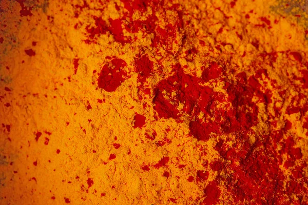Vista superior de polvo de holi naranja y rojo, festival tradicional indio de colores - foto de stock