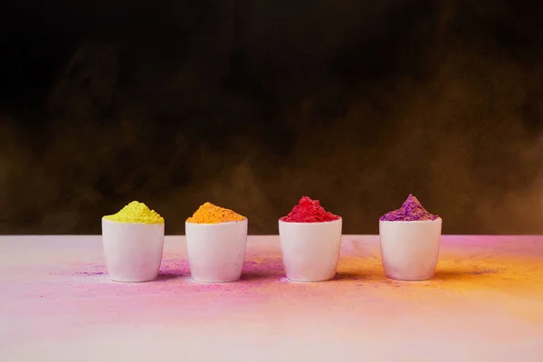 Традиційний барвистий холі фарби в чаші з розкиданими порошок, весни індуський фестиваль — стокове фото