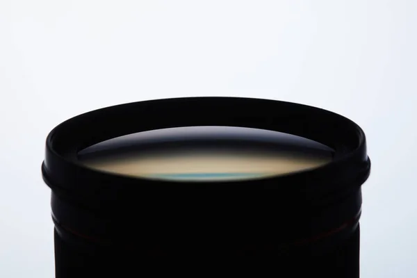 Primo piano della silhouette dell'obiettivo della fotocamera su bianco — Foto stock