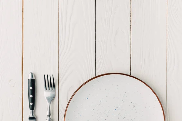 Ajuste de mesa con placa sobre fondo de madera blanca - foto de stock