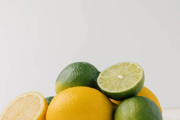 Limas verde e chave isoladas no fundo branco — Fotografia de Stock