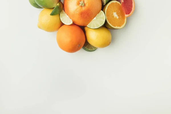 Pile d'agrumes juteux isolés sur fond blanc — Photo de stock