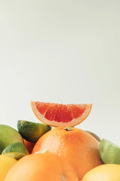 Tranches de pamplemousse sur le dessus des agrumes isolés sur fond blanc — Photo de stock