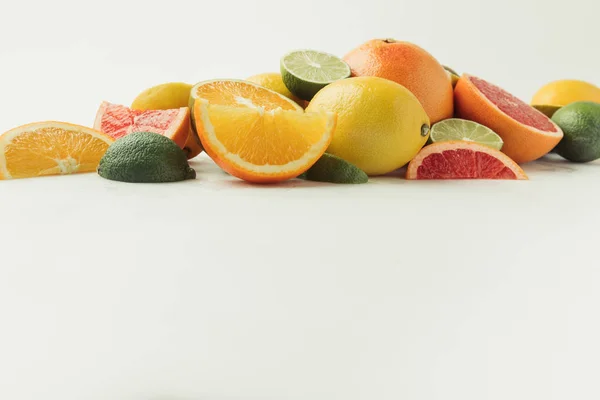 Verschiedene saftige Zitrusfrüchte isoliert auf weißem Hintergrund — Stockfoto