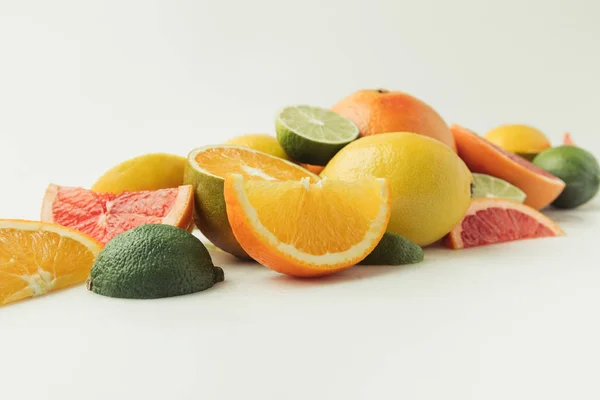 Haufen saftiger Zitrusfrüchte isoliert auf weißem Hintergrund — Stockfoto