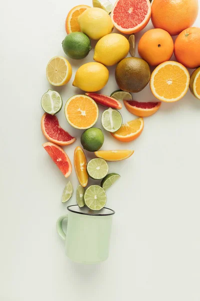 Sortierte rohe Zitrusfrüchte und Becher isoliert auf weißem Hintergrund — Stockfoto