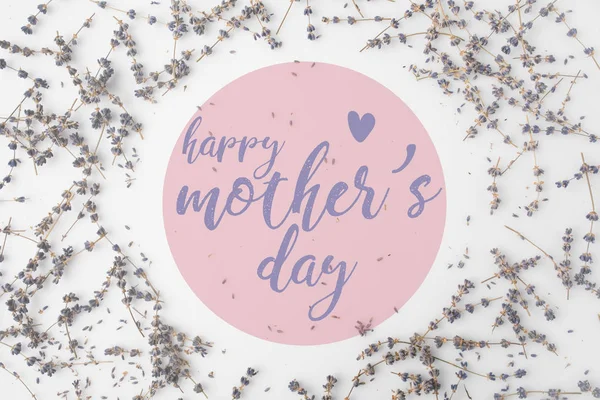 Vista superior del saludo del día de las madres con marco de flores de lavanda en la mesa blanca - foto de stock