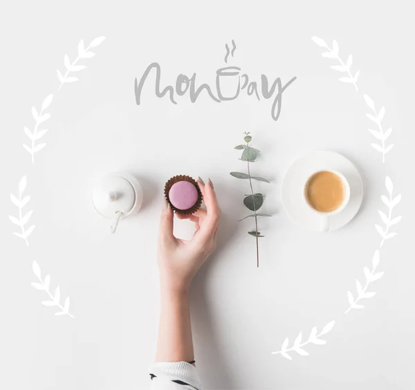 Foto recortada de la mano femenina y el desayuno con letras LUNES en la mesa blanca - foto de stock