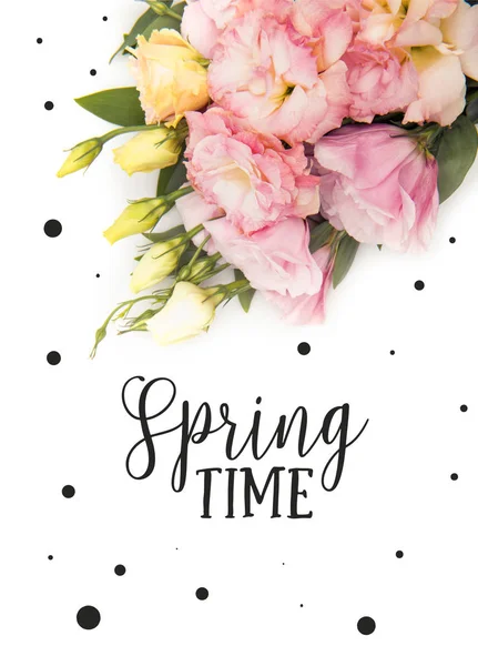 Вид зверху на красиві ніжні квіти та бутони з написом SPRING TIME ізольовані на білому — стокове фото