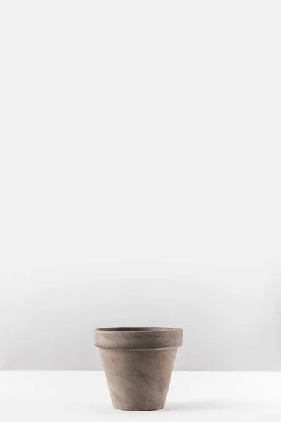 Close-up view of empty brown flower pot on white — Stock Photo