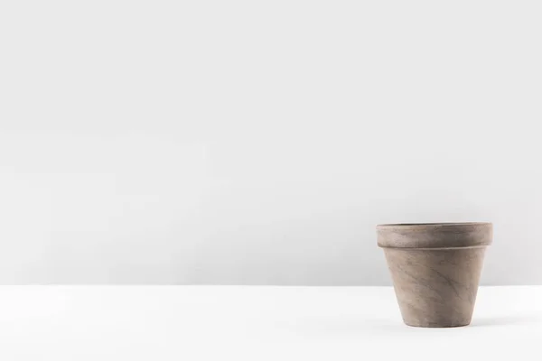 Close-up view of empty brown flower pot on white — Stock Photo