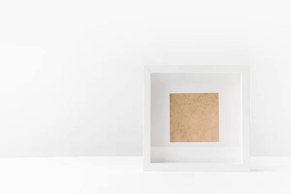 Nahaufnahme eines leeren weißen Fotorahmens auf Weiß — Stockfoto