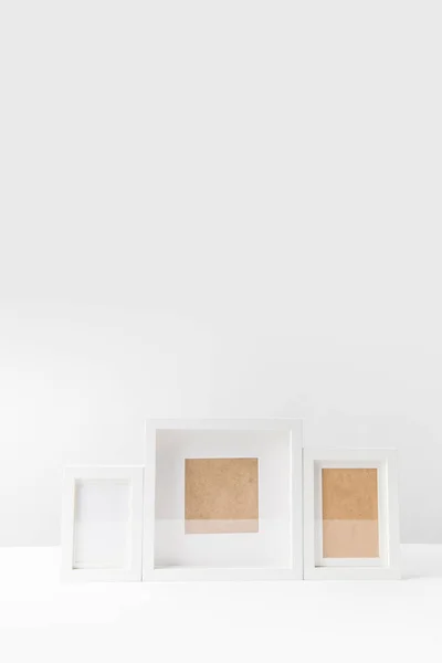 Varie cornici bianche vuote su bianco — Stock Photo
