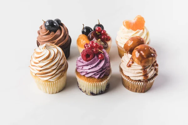 Vue rapprochée de divers cupcakes sucrés isolés sur blanc — Photo de stock