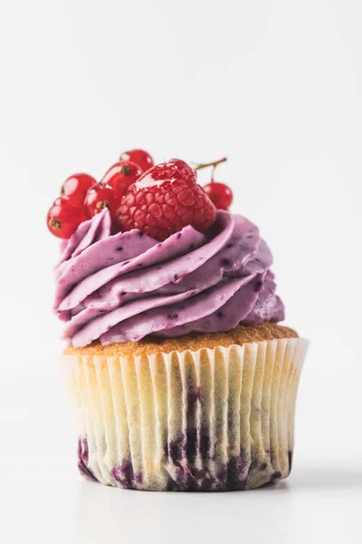 Nahaufnahme von Cupcake mit Sahne und Beeren isoliert auf weiß — Stockfoto