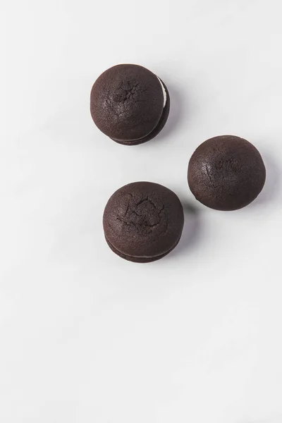 Vista superior de galletas de chocolate con crema aislada en blanco - foto de stock