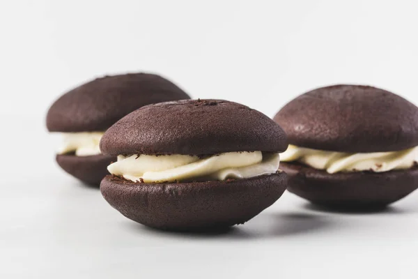 Vue rapprochée des biscuits au chocolat avec crème isolée sur blanc — Photo de stock