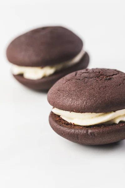 Foyer sélectif de biscuits au chocolat avec crème isolée sur blanc — Photo de stock