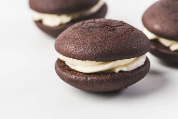 Enfoque selectivo de galletas de chocolate con crema aislada en blanco - foto de stock