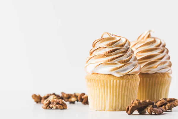 Nahaufnahme von süßen Cupcakes mit Haselnüssen isoliert auf weiß — Stockfoto