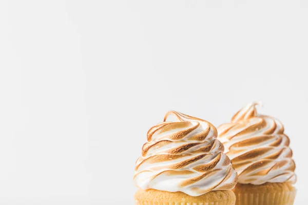 Vue rapprochée des cupcakes sucrés à la meringue isolée sur blanc — Photo de stock