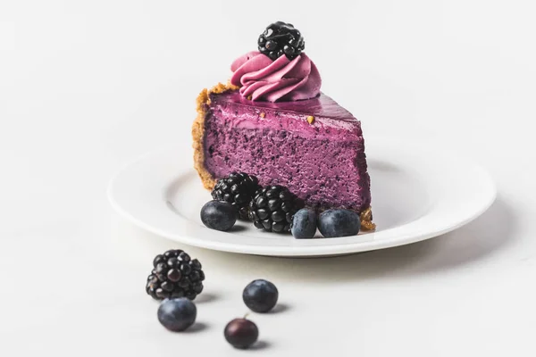 Close up view of blueberry cake with fresh berries on plate isolated on white — Stock Photo