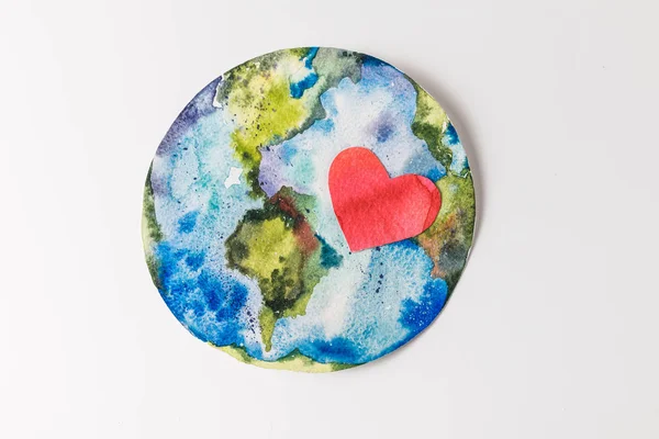 Vista dall'alto del globo di carta colorato fatto a mano con cuore rosso isolato su grigio, protezione dell'ambiente e concetto di riciclaggio — Foto stock