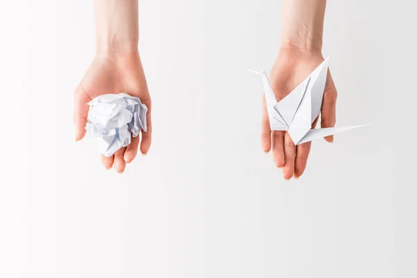 Tiro recortado de mulher segurando bola e pássaro feito de papel em mãos isoladas em cinza, ambiente e conceito de reciclagem — Fotografia de Stock