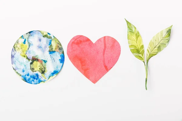 Vista superior del globo de papel hecho colorido, corazón rojo y planta verde aislado en gris, reciclaje y concepto de protección del medio ambiente - foto de stock
