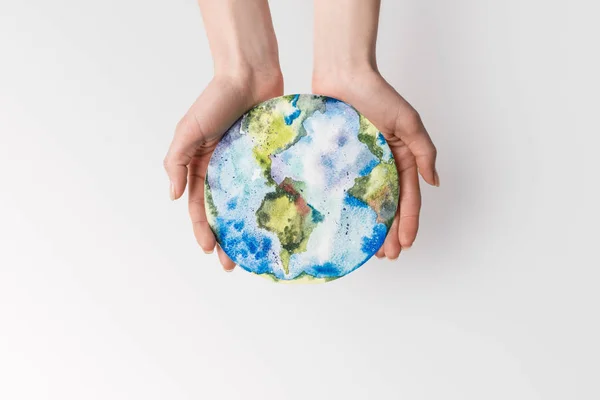 Abgeschnittene Aufnahme einer Frau, die einen handgefertigten Globus in Händen hält, isoliert auf grauem, Umweltschutzkonzept — Stockfoto