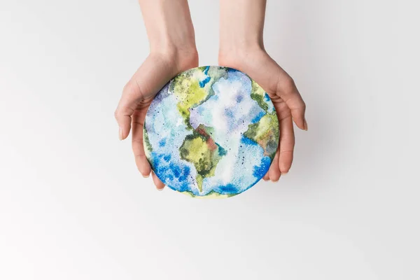 Plan recadré de femme tenant globe fait main dans les mains isolé sur gris, concept de protection de l'environnement — Photo de stock