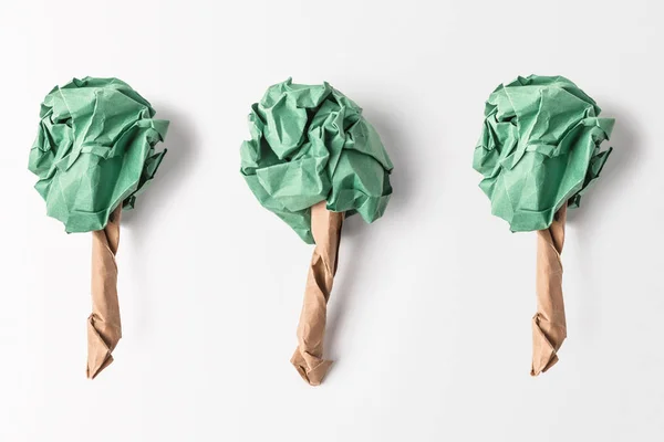 Vue du dessus des arbres verts fabriqués en papier isolés sur le concept gris, recyclage et protection de l'environnement — Photo de stock