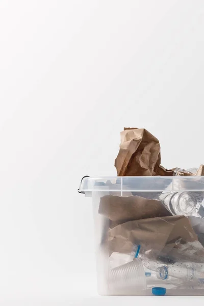 Vue rapprochée du conteneur avec papier et déchets plastiques isolés sur blanc, concept de recyclage — Photo de stock